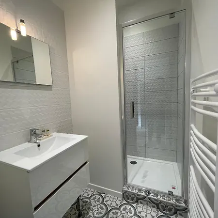 Superb Flat With Air Conditioning And Beautiful Stone For 2p